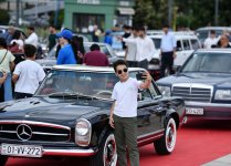 Vice-President of Heydar Aliyev Foundation Leyla Aliyeva and Arzu Aliyeva watch classic car parade and exhibition (PHOTO)