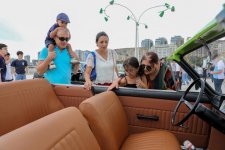 Vice-President of Heydar Aliyev Foundation Leyla Aliyeva and Arzu Aliyeva watch classic car parade and exhibition (PHOTO)