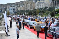 Vice-President of Heydar Aliyev Foundation Leyla Aliyeva and Arzu Aliyeva watch classic car parade and exhibition (PHOTO)