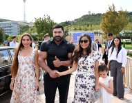 Vice-President of Heydar Aliyev Foundation Leyla Aliyeva and Arzu Aliyeva watch classic car parade and exhibition (PHOTO)