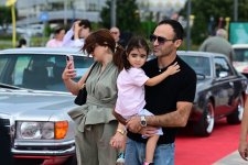 Baku boulevard hosts classic car exhibition (PHOTO)
