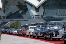 Vice-President of Heydar Aliyev Foundation Leyla Aliyeva and Arzu Aliyeva watch classic car parade and exhibition (PHOTO)