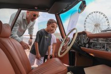 Vice-President of Heydar Aliyev Foundation Leyla Aliyeva and Arzu Aliyeva watch classic car parade and exhibition (PHOTO)