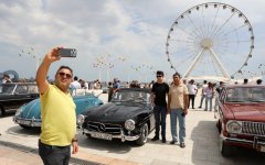 Vice-President of Heydar Aliyev Foundation Leyla Aliyeva and Arzu Aliyeva watch classic car parade and exhibition (PHOTO)