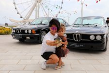 Vice-President of Heydar Aliyev Foundation Leyla Aliyeva and Arzu Aliyeva watch classic car parade and exhibition (PHOTO)