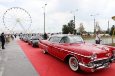 Vice-President of Heydar Aliyev Foundation Leyla Aliyeva and Arzu Aliyeva watch classic car parade and exhibition (PHOTO)