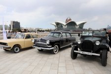 Vice-President of Heydar Aliyev Foundation Leyla Aliyeva and Arzu Aliyeva watch classic car parade and exhibition (PHOTO)