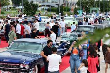 Baku boulevard hosts classic car exhibition (PHOTO)