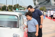 Vice-President of Heydar Aliyev Foundation Leyla Aliyeva and Arzu Aliyeva watch classic car parade and exhibition (PHOTO)