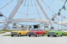 Vice-President of Heydar Aliyev Foundation Leyla Aliyeva and Arzu Aliyeva watch classic car parade and exhibition (PHOTO)