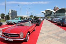 Vice-President of Heydar Aliyev Foundation Leyla Aliyeva and Arzu Aliyeva watch classic car parade and exhibition (PHOTO)
