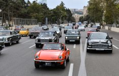 Vice-President of Heydar Aliyev Foundation Leyla Aliyeva and Arzu Aliyeva watch classic car parade and exhibition (PHOTO)