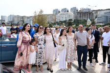 Vice-President of Heydar Aliyev Foundation Leyla Aliyeva and Arzu Aliyeva watch classic car parade and exhibition (PHOTO)