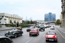 Vice-President of Heydar Aliyev Foundation Leyla Aliyeva and Arzu Aliyeva watch classic car parade and exhibition (PHOTO)