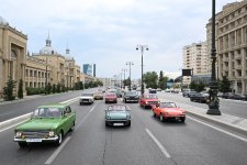 Vice-President of Heydar Aliyev Foundation Leyla Aliyeva and Arzu Aliyeva watch classic car parade and exhibition (PHOTO)
