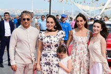 Vice-President of Heydar Aliyev Foundation Leyla Aliyeva and Arzu Aliyeva watch classic car parade and exhibition (PHOTO)