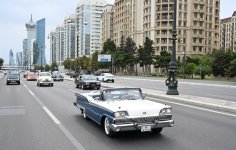 Vice-President of Heydar Aliyev Foundation Leyla Aliyeva and Arzu Aliyeva watch classic car parade and exhibition (PHOTO)