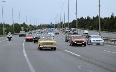 Vice-President of Heydar Aliyev Foundation Leyla Aliyeva and Arzu Aliyeva watch classic car parade and exhibition (PHOTO)