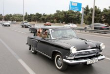 Vice-President of Heydar Aliyev Foundation Leyla Aliyeva and Arzu Aliyeva watch classic car parade and exhibition (PHOTO)