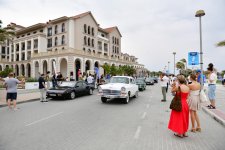 Vice-President of Heydar Aliyev Foundation Leyla Aliyeva and Arzu Aliyeva watch classic car parade and exhibition (PHOTO)