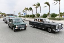 Vice-President of Heydar Aliyev Foundation Leyla Aliyeva and Arzu Aliyeva watch classic car parade and exhibition (PHOTO)