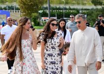 Vice-President of Heydar Aliyev Foundation Leyla Aliyeva and Arzu Aliyeva watch classic car parade and exhibition (PHOTO)