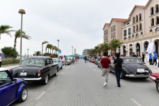 Vice-President of Heydar Aliyev Foundation Leyla Aliyeva and Arzu Aliyeva watch classic car parade and exhibition (PHOTO)