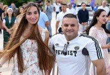 Vice-President of Heydar Aliyev Foundation Leyla Aliyeva and Arzu Aliyeva watch classic car parade and exhibition (PHOTO)