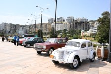 Baku boulevard hosts classic car exhibition (PHOTO)