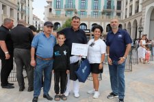 Vice-President of Heydar Aliyev Foundation Leyla Aliyeva and Arzu Aliyeva watch classic car parade and exhibition (PHOTO)