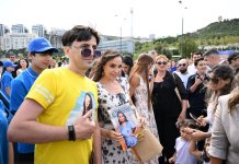 Vice-President of Heydar Aliyev Foundation Leyla Aliyeva and Arzu Aliyeva watch classic car parade and exhibition (PHOTO)