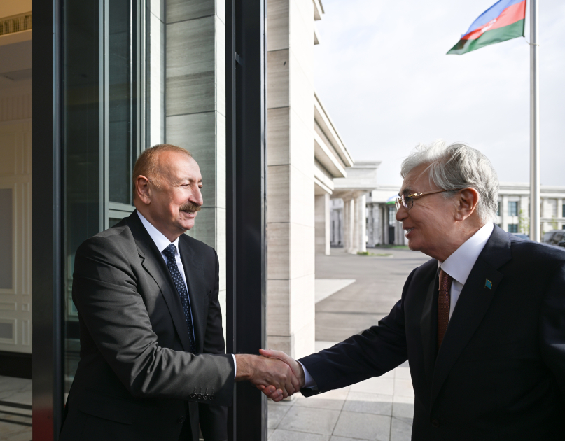 President Ilham Aliyev meets with President of Kazakhstan in Bishkek (PHOTO)