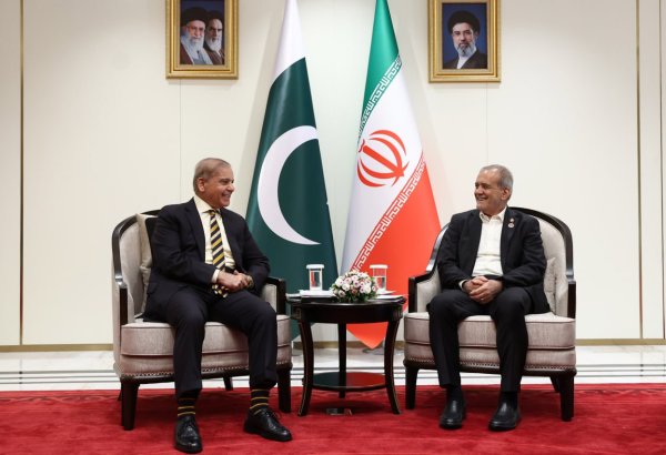Iran favors strengthening ties with Pakistan