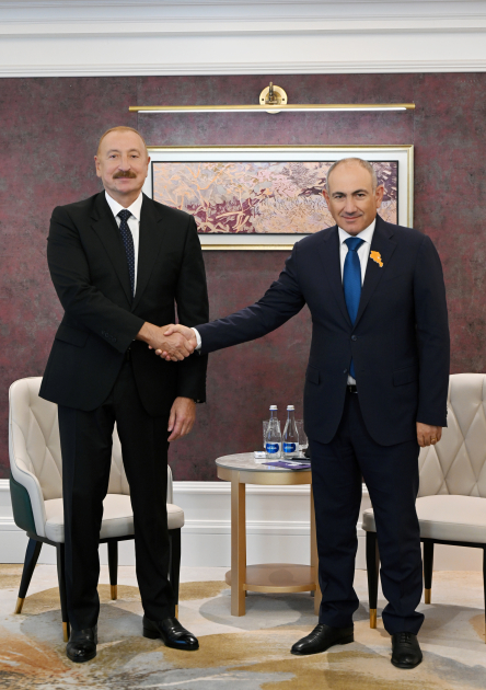 President Ilham Aliyev’s meeting with Prime Minister of Armenia commences in Bishkek (PHOTO)