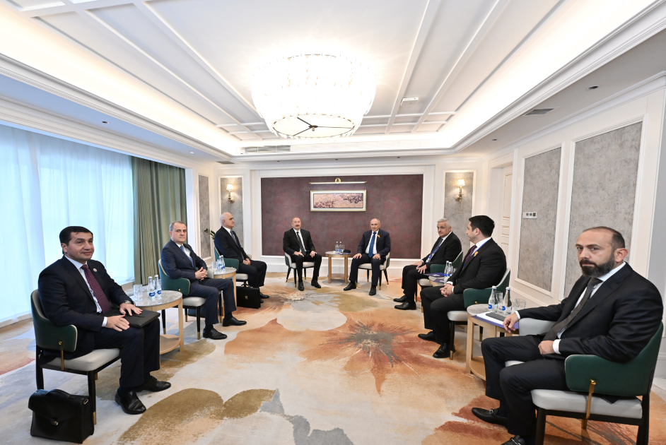 President Ilham Aliyev’s meeting with Prime Minister of Armenia commences in Bishkek (PHOTO)