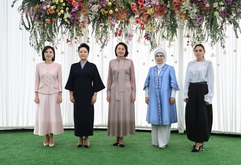 First Lady Mehriban Aliyeva views exhibition of handicrafts by masters of decorative and applied arts in Bishkek (PHOTO)
