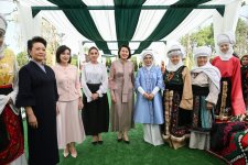 First Lady Mehriban Aliyeva views exhibition of handicrafts by masters of decorative and applied arts in Bishkek (PHOTO)