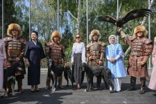 First Lady Mehriban Aliyeva views exhibition of handicrafts by masters of decorative and applied arts in Bishkek (PHOTO)