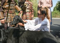 First Lady Mehriban Aliyeva views exhibition of handicrafts by masters of decorative and applied arts in Bishkek (PHOTO)