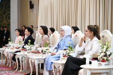 First Lady Mehriban Aliyeva views exhibition of handicrafts by masters of decorative and applied arts in Bishkek (PHOTO)