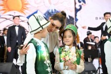 First Lady Mehriban Aliyeva views exhibition of handicrafts by masters of decorative and applied arts in Bishkek (PHOTO)