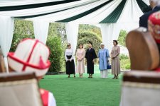 First Lady Mehriban Aliyeva views exhibition of handicrafts by masters of decorative and applied arts in Bishkek (PHOTO)