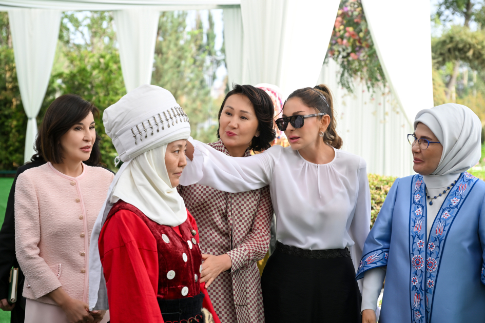 First Lady Mehriban Aliyeva views exhibition of handicrafts by masters of decorative and applied arts in Bishkek (PHOTO)