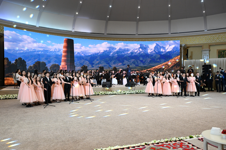 First Lady Mehriban Aliyeva views exhibition of handicrafts by masters of decorative and applied arts in Bishkek (PHOTO)
