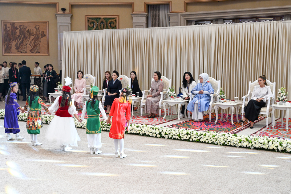 First Lady Mehriban Aliyeva views exhibition of handicrafts by masters of decorative and applied arts in Bishkek (PHOTO)