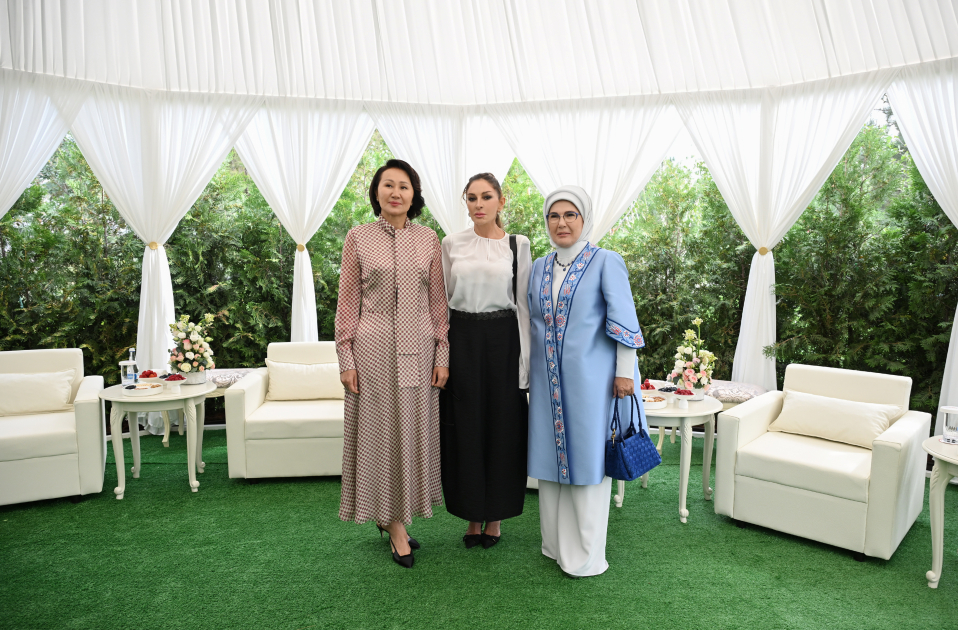 First Lady Mehriban Aliyeva views exhibition of handicrafts by masters of decorative and applied arts in Bishkek (PHOTO)