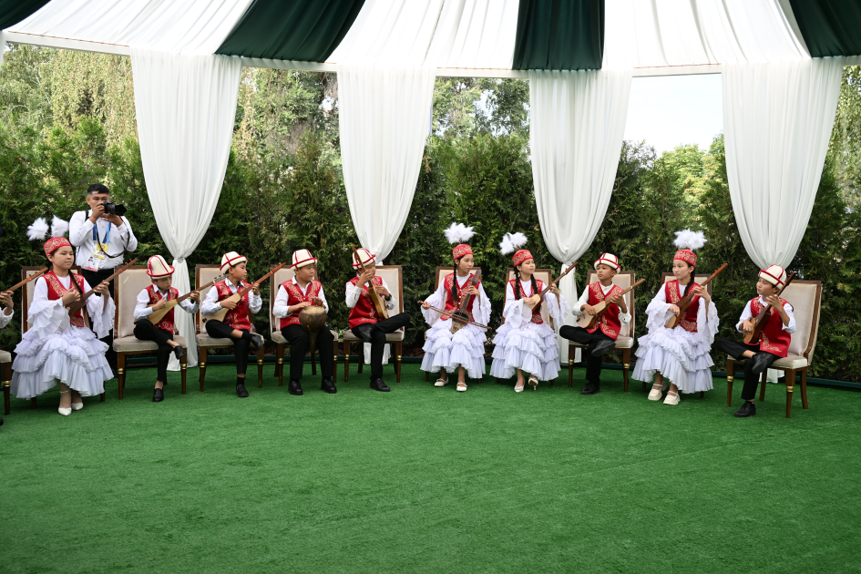 First Lady Mehriban Aliyeva views exhibition of handicrafts by masters of decorative and applied arts in Bishkek (PHOTO)