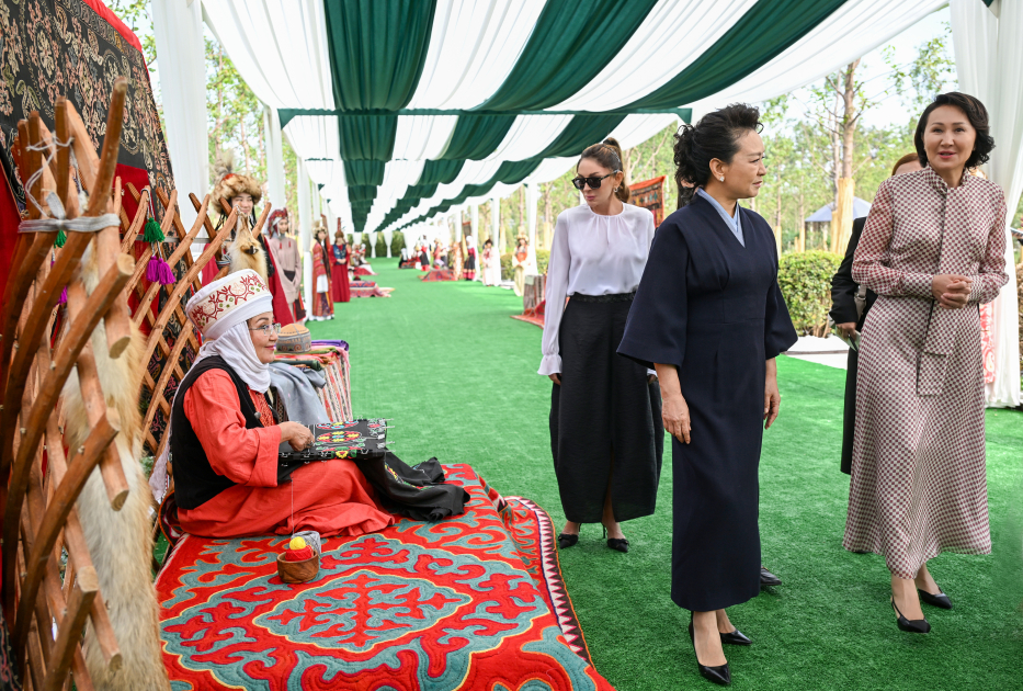 First Lady Mehriban Aliyeva views exhibition of handicrafts by masters of decorative and applied arts in Bishkek (PHOTO)