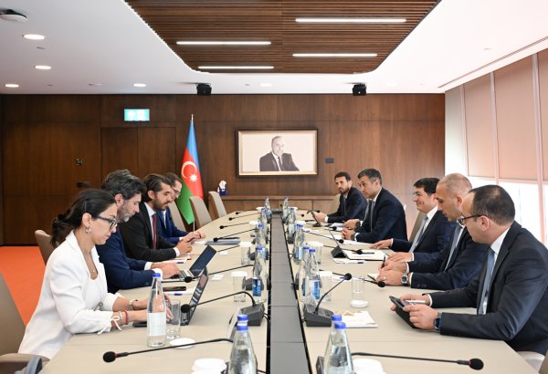 Azerbaijan, Spain’s Santander explore investment co-op opportunities (PHOTO)
