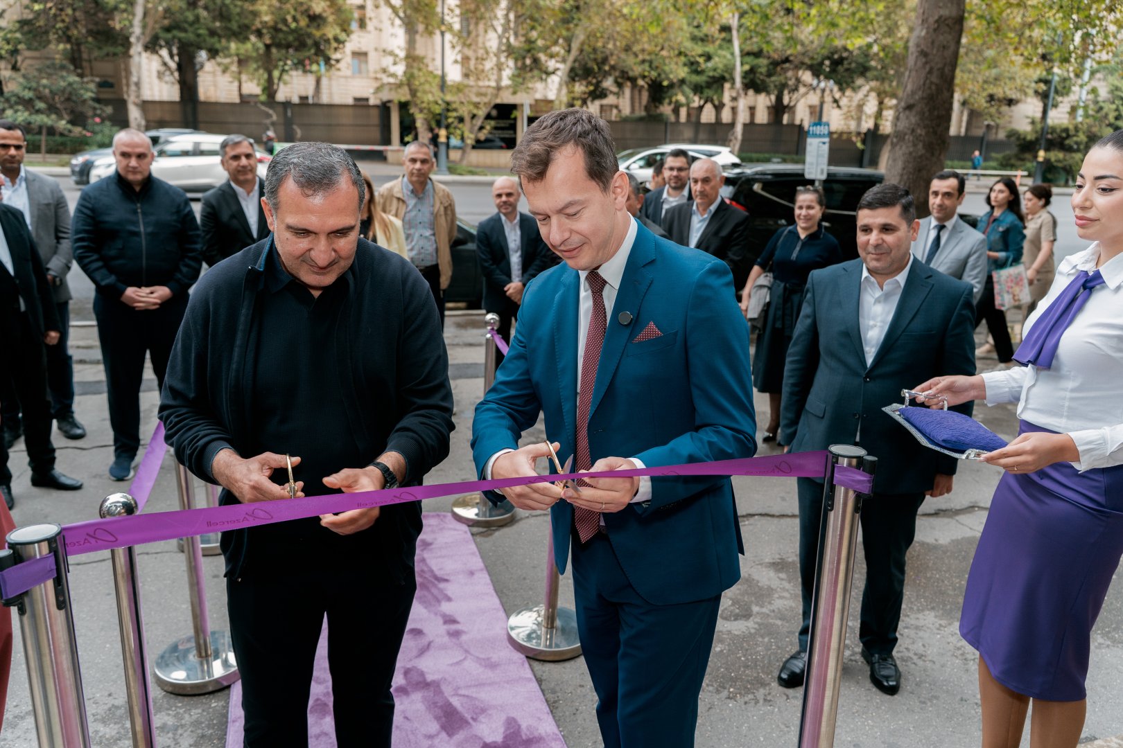 Azercell opens its first next-generation dealer store (PHOTO)